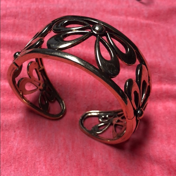 Gold colored bracelet. - Picture 2 of 3